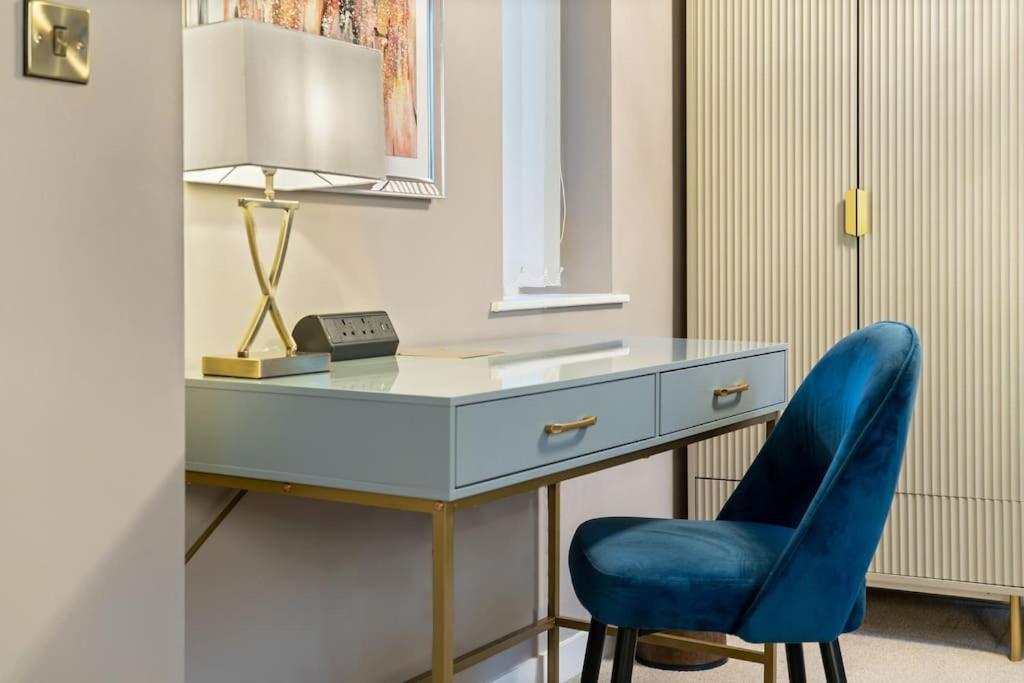 Apartment New Large Luxurious 2 Bed City Penthouse + Parking *